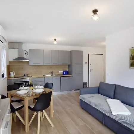 Apartment In Zambratija Mit Kleinem Garten