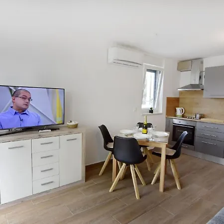 Apartment In Zambratija Mit Kleinem Garten *
