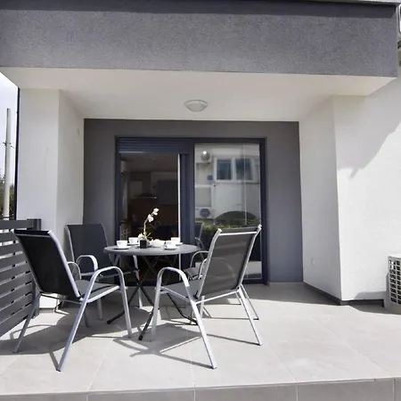 Apartment In Zambratija Mit Kleinem Garten
