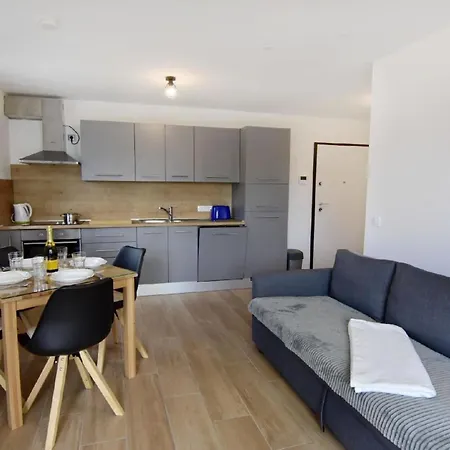 Apartment In Zambratija Mit Kleinem Garten