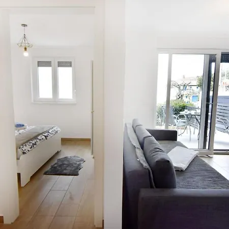 Apartment In Zambratija Mit Kleinem Garten *